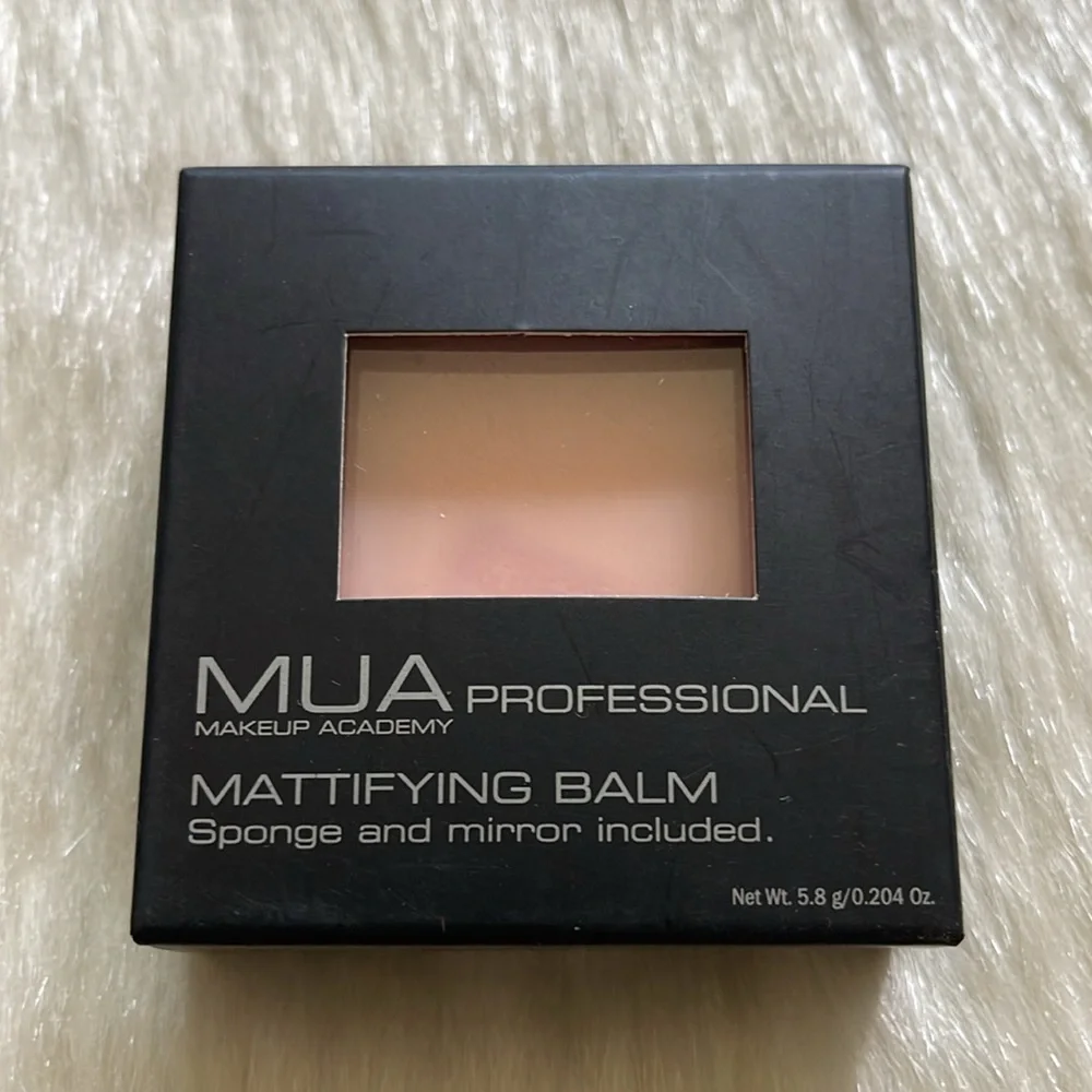 MUA Professional Makeup Academy Eyeshadow Palette & Mattifying Balm Primer Set
